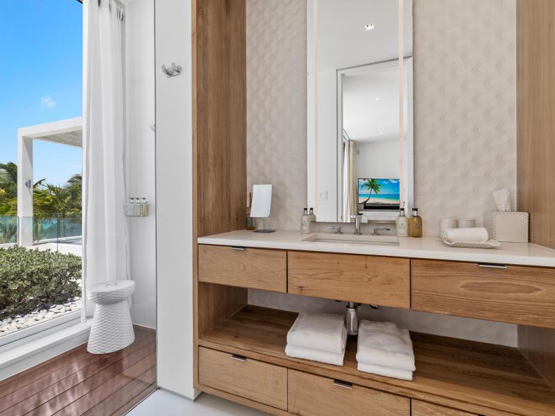 Emerald Pavilion - Beachfront , Grace Bay , Providenciales  