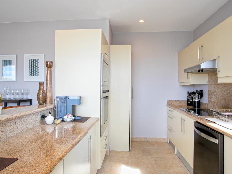 Sea Breeze , Cupecoy  