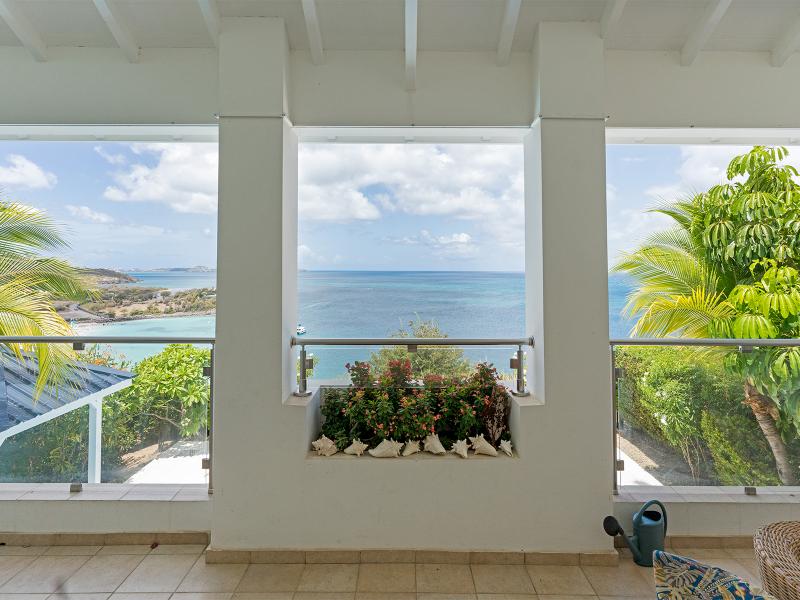 Blue Sailing , Happy Bay  