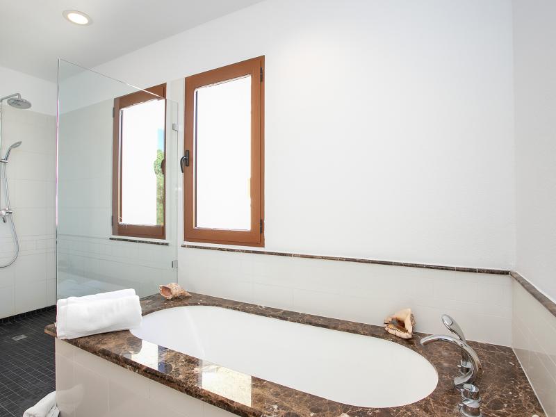 Sea Breeze , Cupecoy  