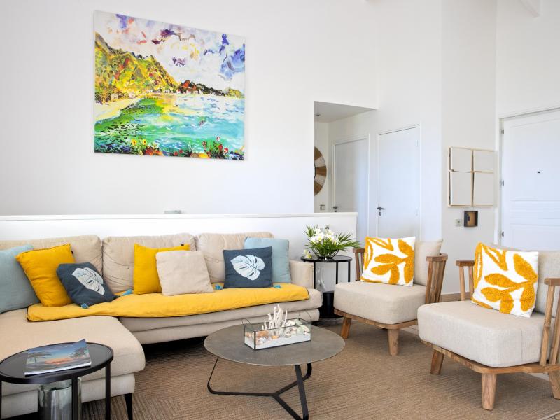 Blue Sailing , Happy Bay  