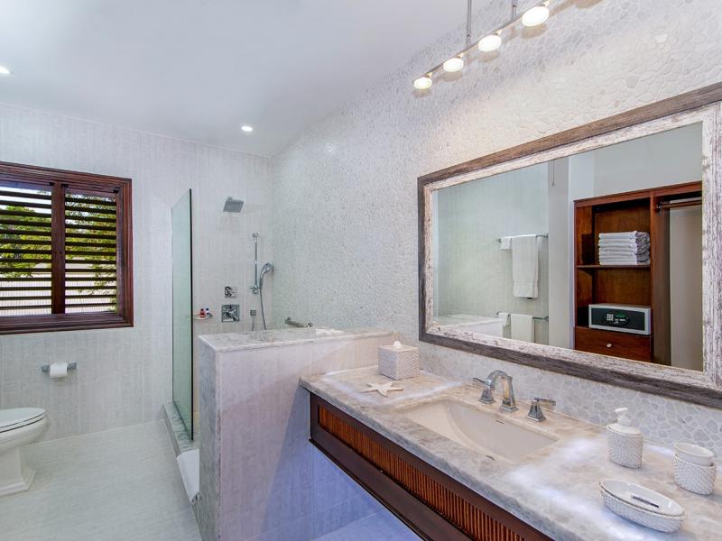 Makana on the Beach , Discovery Bay  