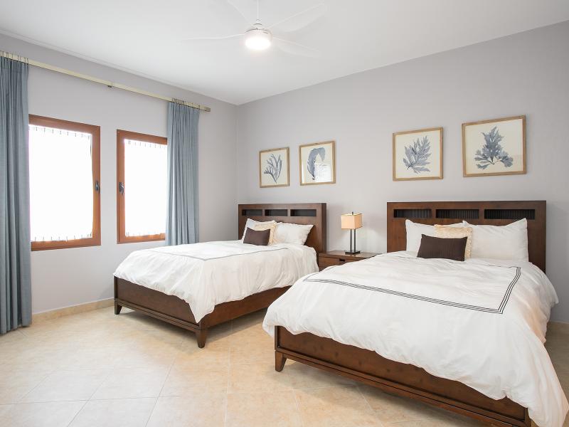 Sea Breeze , Cupecoy  