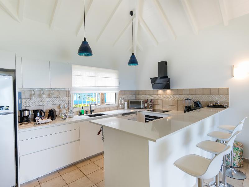 Blue Sailing , Happy Bay  