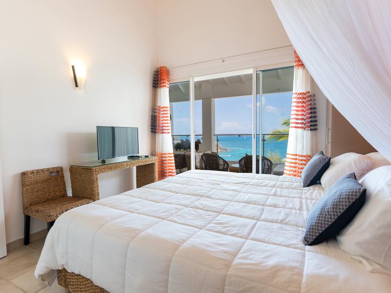 Blue Sailing , Happy Bay  