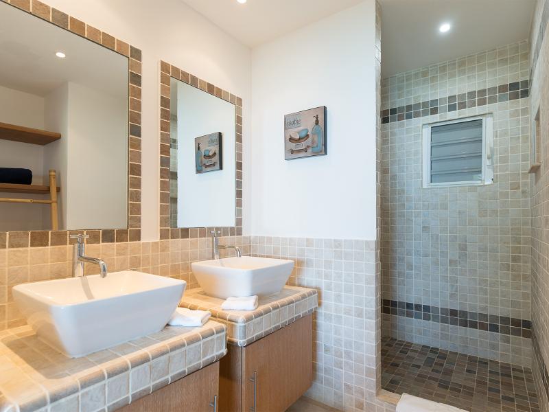 Blue Sailing , Happy Bay  