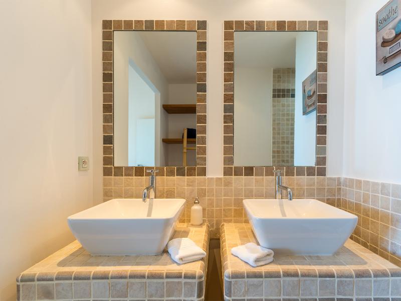 Blue Sailing , Happy Bay  