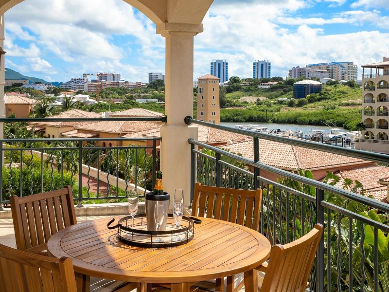 Sea Breeze , Cupecoy  