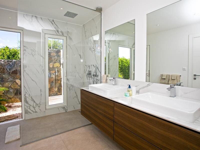 Aqua , Pelican Key St Maarten  