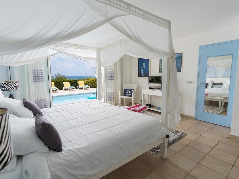 Blue Sailing , Happy Bay  