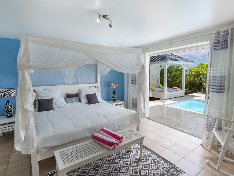 Blue Sailing , Happy Bay  