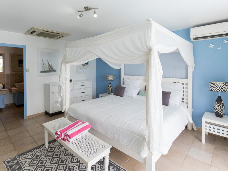 Blue Sailing , Happy Bay  