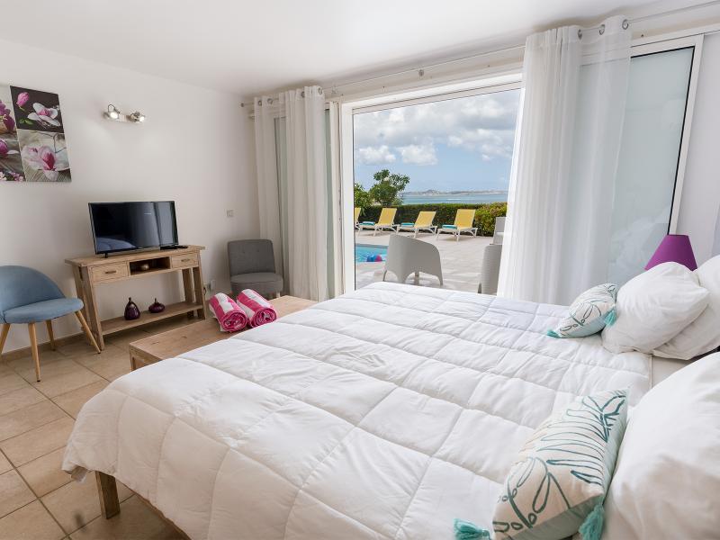 Blue Sailing , Happy Bay  