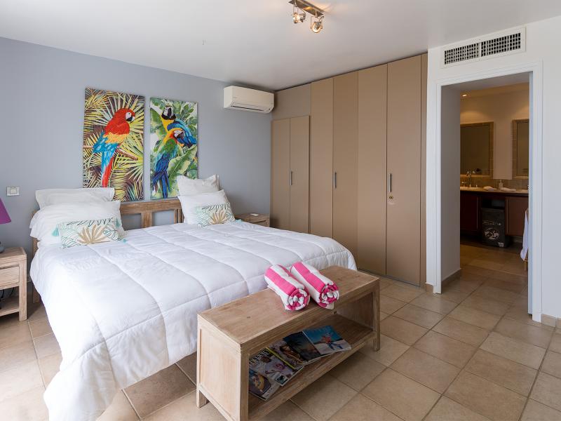 Blue Sailing , Happy Bay  