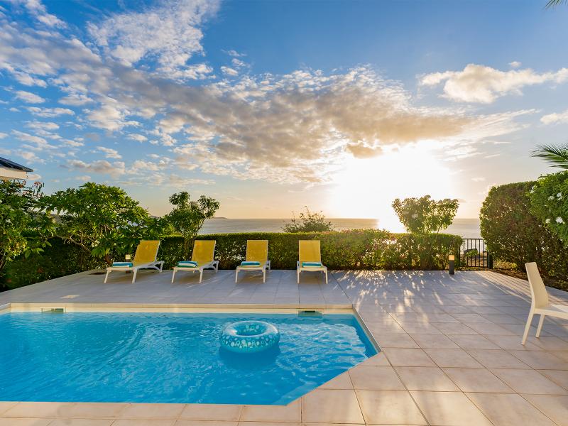 Blue Sailing , Happy Bay  