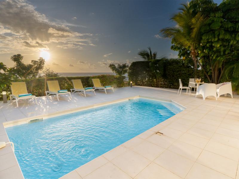 Blue Sailing , Happy Bay  