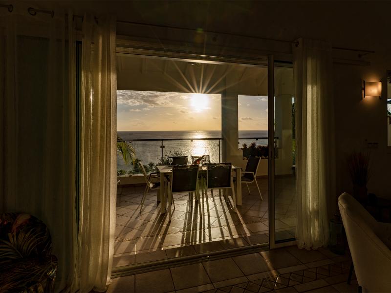 Blue Sailing , Happy Bay  