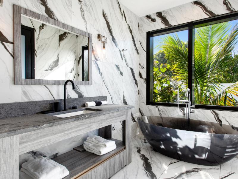 Le Rêve Bleu , Little Bay  