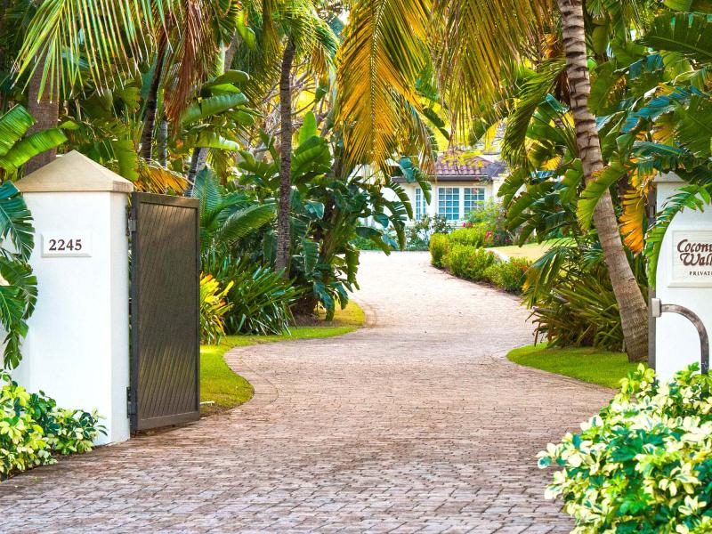 Coconut Walk , Seven Mile Beach  