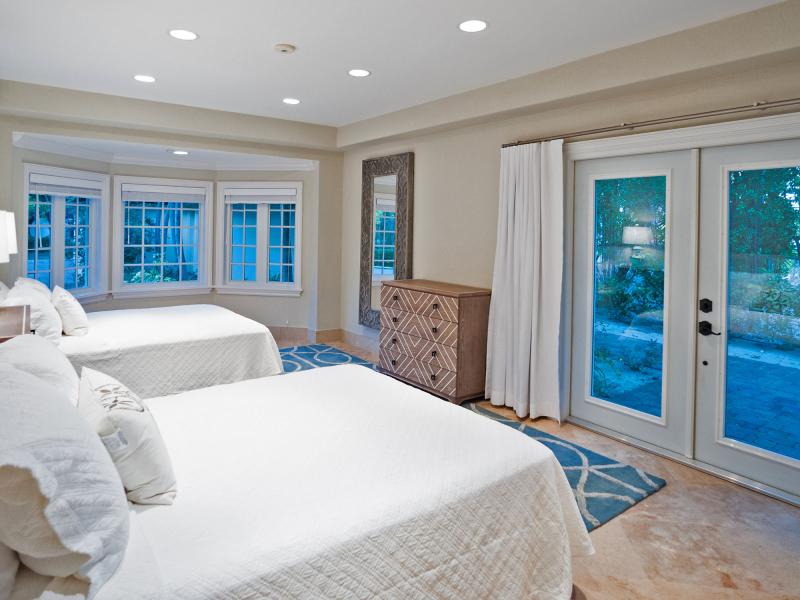 Coconut Walk , Seven Mile Beach  