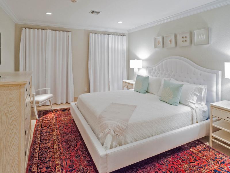 Coconut Walk , Seven Mile Beach  