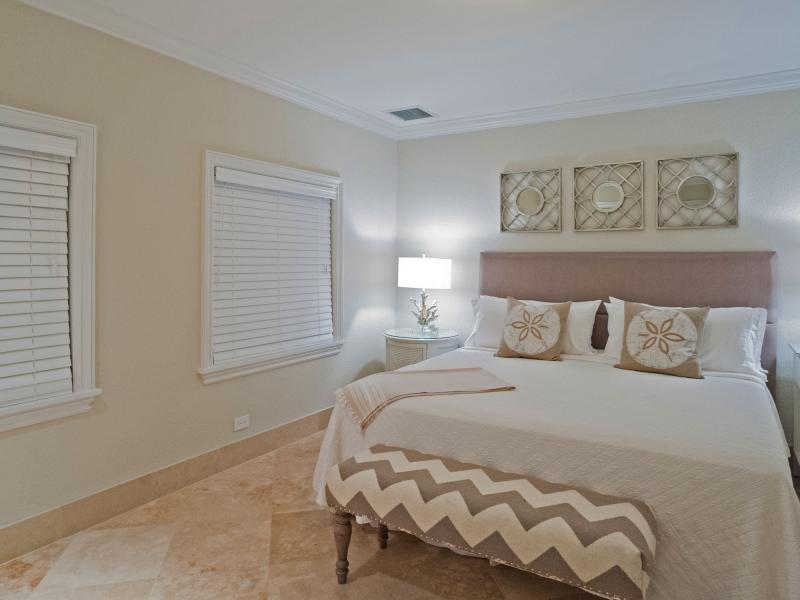 Coconut Walk , Seven Mile Beach  