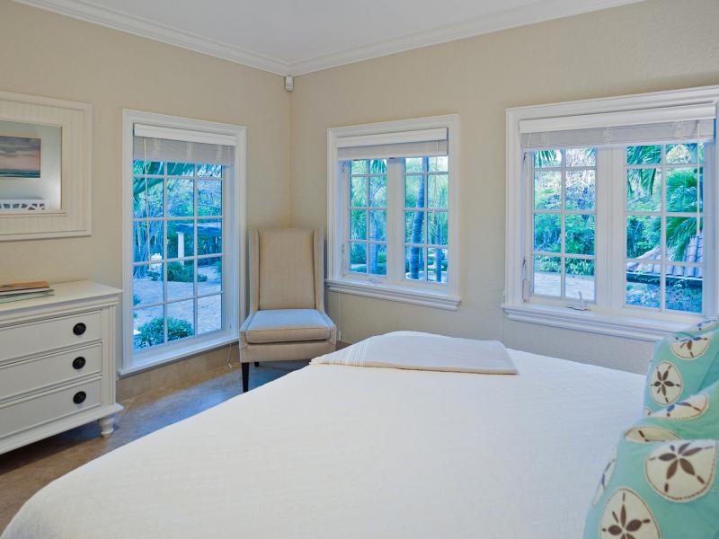 Coconut Walk , Seven Mile Beach  