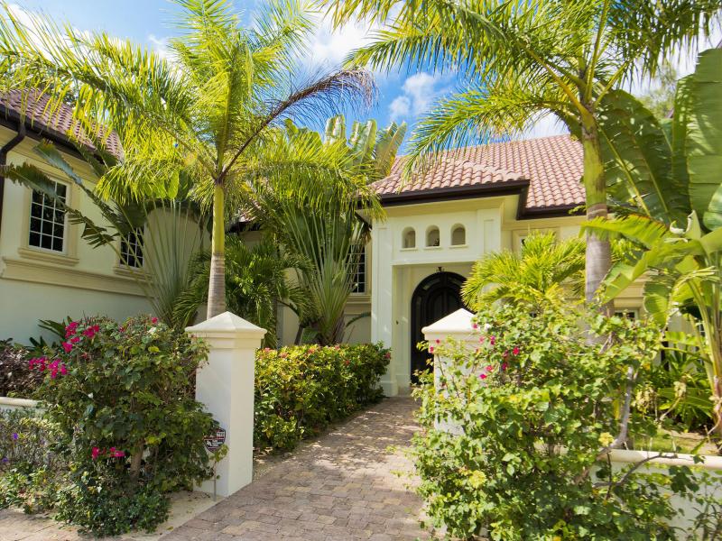 Coconut Walk , Seven Mile Beach  