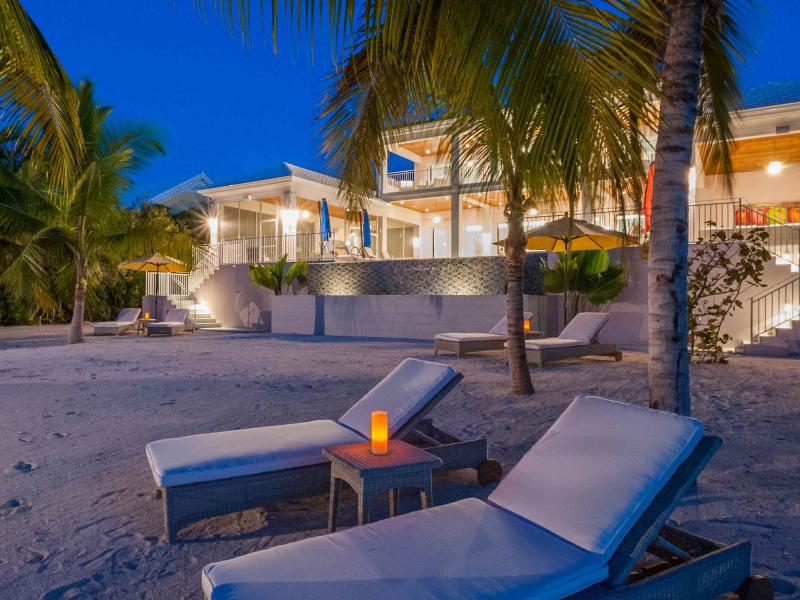 Kaia Kamina , Cayman Kai  