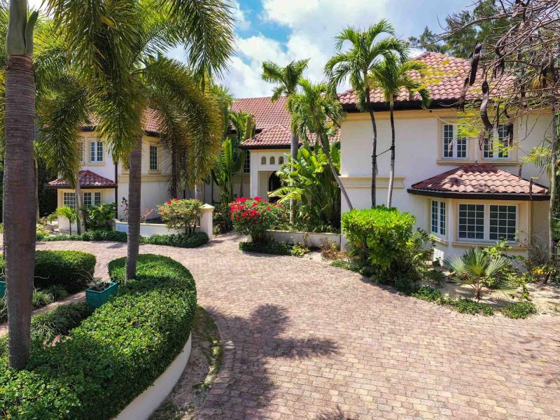 Coconut Walk , Seven Mile Beach  