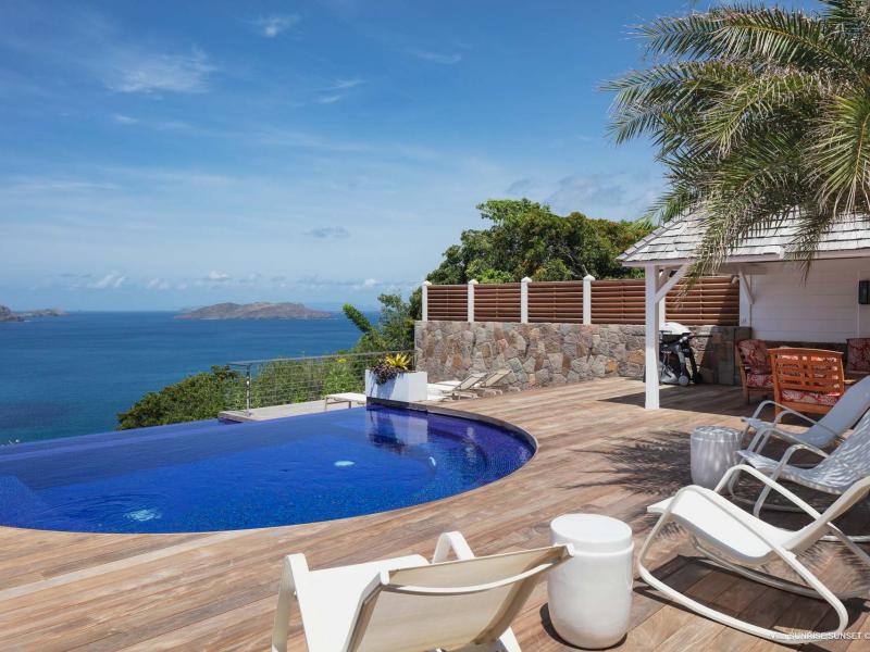 Sunrise-Sunset Villa , Point Milou  