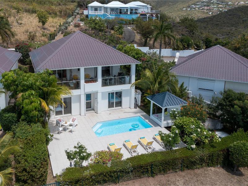 Blue Sailing , Happy Bay  