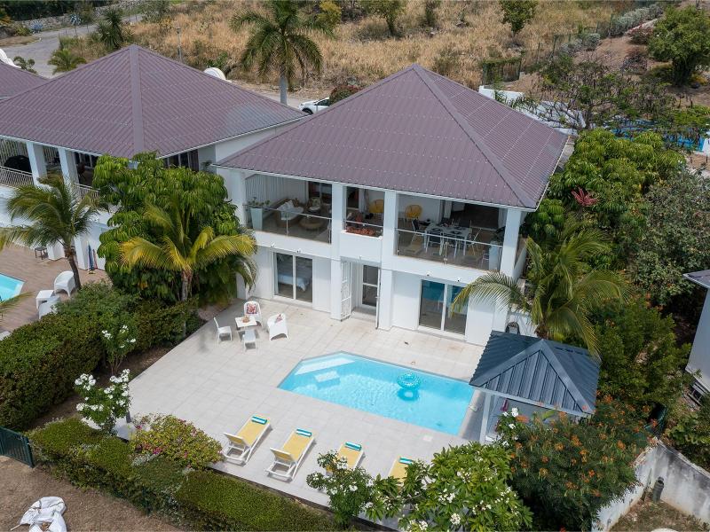 Blue Sailing , Happy Bay  