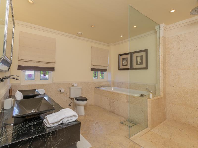 Smugglers Cove Penthouse Apartment 7 , Beachfront villas Barbados , Paynes Bay , St James , West Coast Barbados  