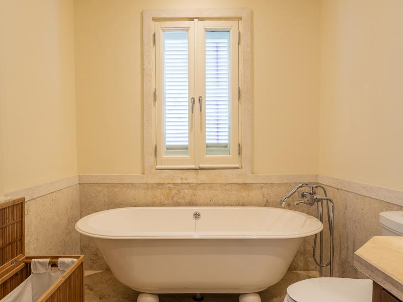 Smugglers Cove Penthouse Apartment 7 , Beachfront villas Barbados , Paynes Bay , St James , West Coast Barbados  