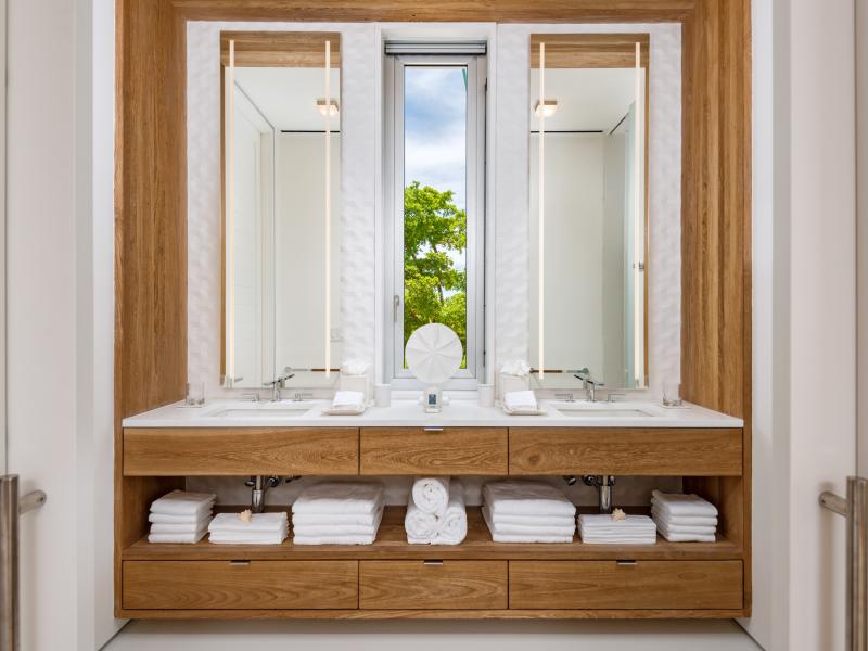 Emerald Pavilion - Beachfront , Grace Bay , Providenciales  