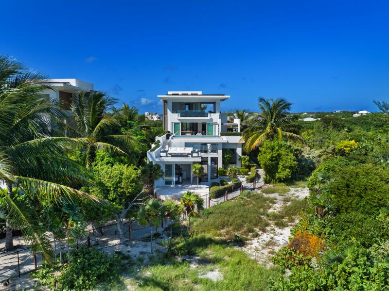 Goldfinger Villa - Beachfront , Long Bay  