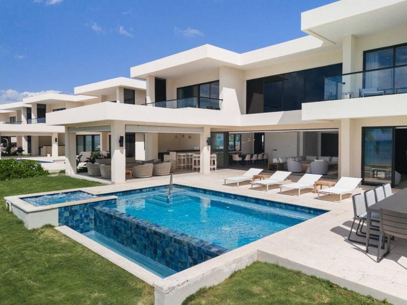 Villa Avalon Palm Beach on Runaway Bay , Runaway Bay  